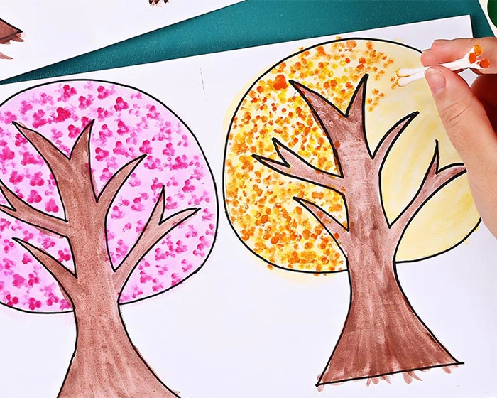 Mit Kindern die Jahreszeiten erleben Kind malt Bäume aus