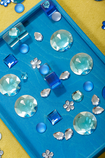 glitzernde steine, blaue steine, steinetable, facettierte kristalle, blaue rhinestones
