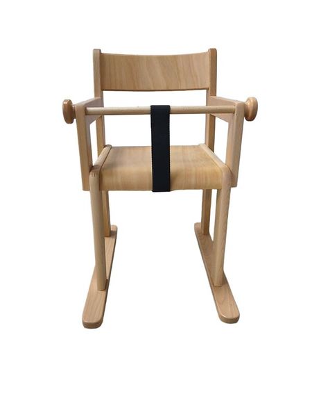 BasicPlus Krippenstuhl, Armlehnen, T-Stück mit Gurt, Kufen Sitzhöhen 21 oder 26 cm