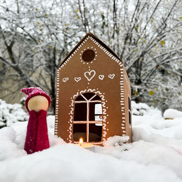 Lebkuchenhaus, Gingerbread, Domestic scene, Teelicht, Schnee