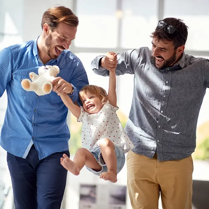 Kita-Projekte zum Thema Diversität: zwei Fährt mit Kind