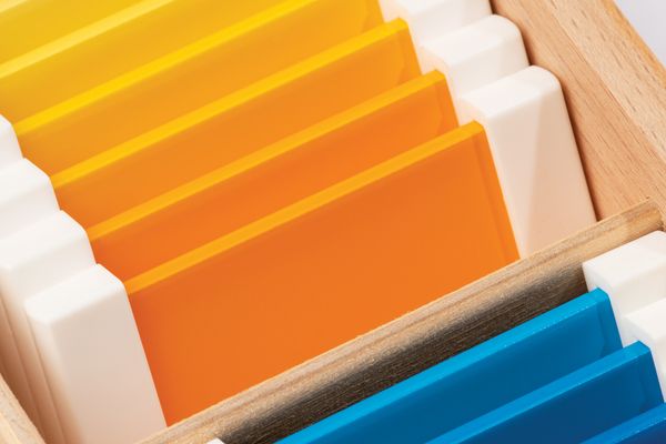 NIENHUIS MONTESSORI Farbtäfelchen, Schattierungskasten mit 9 Farben, 63 Stück