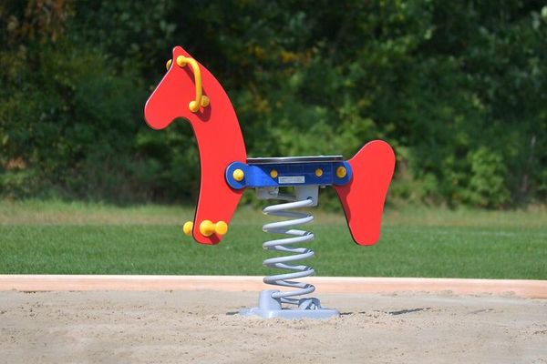 kinder spielgerät, sitzpferd, springpferd, spielplatz, schaukelpferd