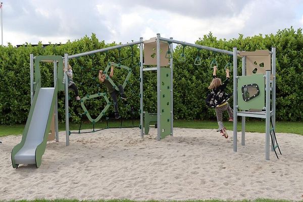 mittleres Klettergerüst Boris mit Rutsche