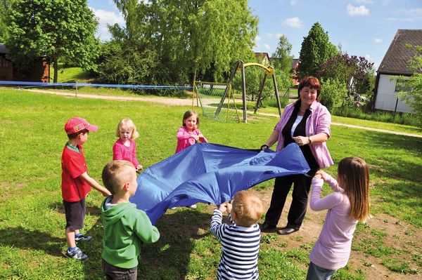 Kindergruppe, Spielplatz, Turnier-Spielzeug, Regenschutz?, Parcours?