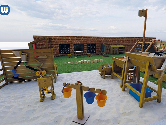 Sandplatz mit einem Boot und Spielzeug auf einem Spielplatz