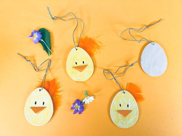 Ostern, Hängedeko, Hühner-Form, Gelb, Feder-Accessoire