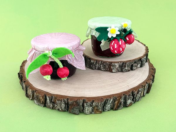 Glas-Marmelade, Kleine Gläser, Holzuntergrund, Beerenmarmelade, Früchte-Dekor