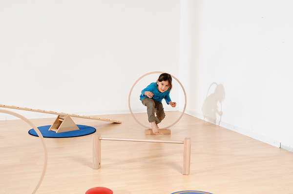 kindersport, hüpfen, reitbahn, holzspielzeug, parcours