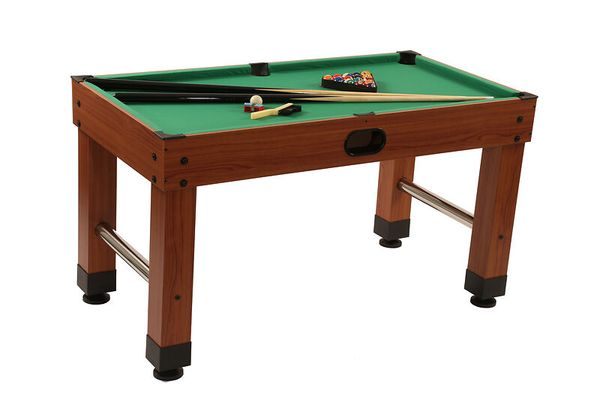 tischkicker, pooltisch, miniaturbilliard, holzrahmen, grüne tischoberfläche
