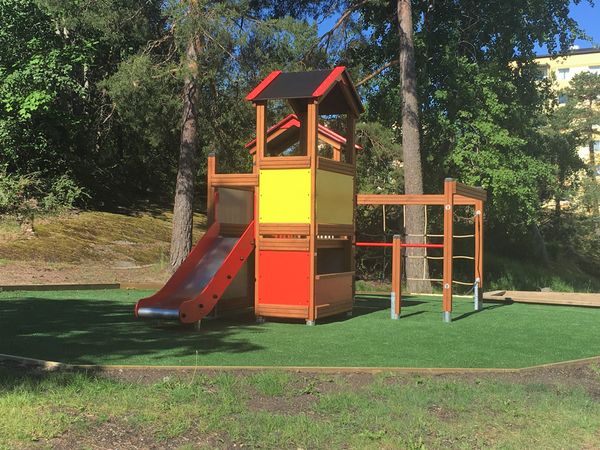 Kindergartenanlage, Spielgerät, Rutsche, Holzspielplatz, Farbblockiert