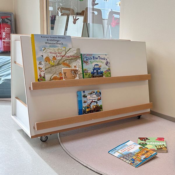 DECOR Leseecke - 2 Häuser,1  Podest mit Rollkiste, Kasten, Matten, Bücherwagen und Teppich für Krippen- und Kindergartengruppen