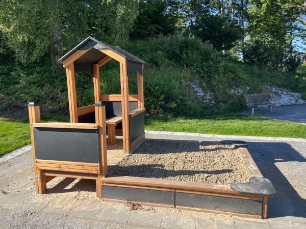 Villa Spielhaus mit Sandkasten