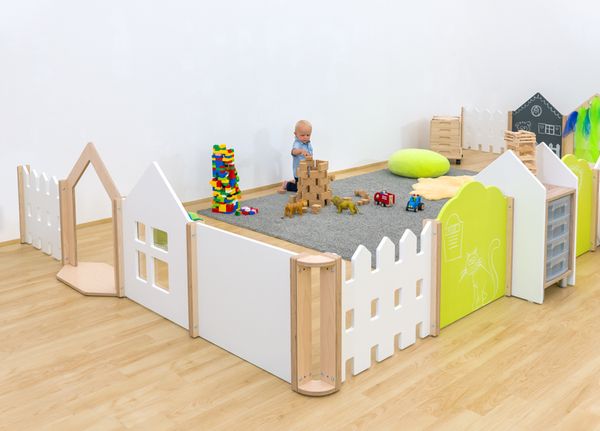 Kinderwelt, Sicherer Spielbereich, Holzspielzeug, Kunststoffzaun, Spielmatte
