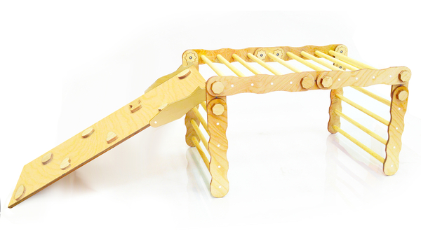 Wandelbares Klettergerät mit Rampe/Rutsche Wandelbares Klettergerät mit Rampe/Rutsche