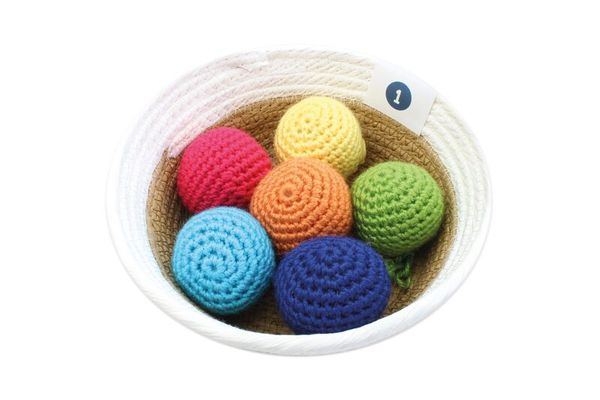 korb, gekreierte bälle, gehäkelte bälle, bunt, muster