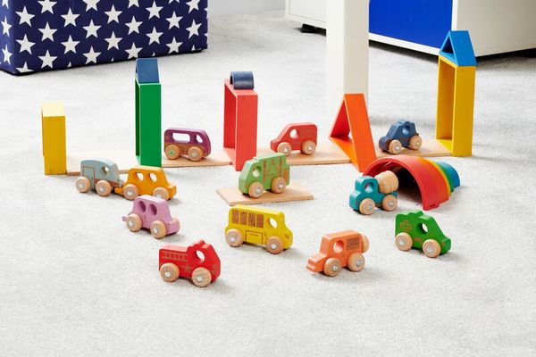 Regenbogen Holzfahrzeuge-Set, 12 Teile, ab 12 Monate Regenbogen Holzfahrzeuge-Set, 12 Teile, ab 12 Monate