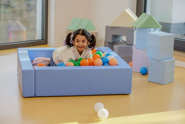 KITAEINKAUF Bewegungsparcours mit Bällebad, Schaumstoff, Kunstleder, 15-teiliges Set