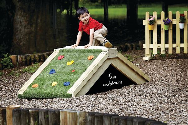 Kletterwand, Spielkletterwand, Outdoor-Spielgerät, Rasenfläche, Kinderoutdoor