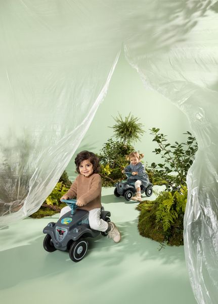kinderspielzeug, fahrzeug, kinderauto, waldszenario, pflanzen, grüne landschaft
