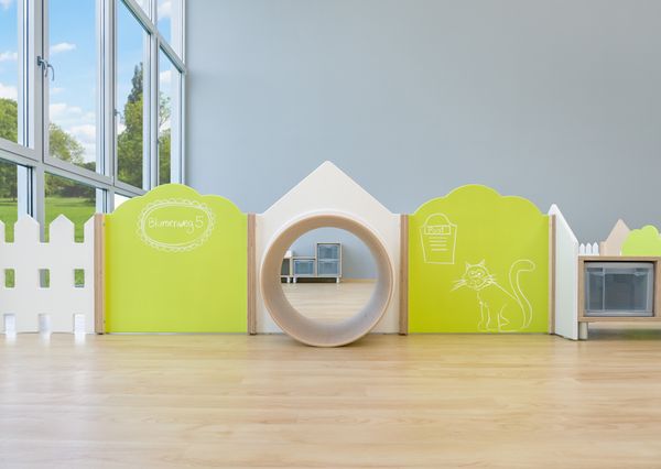 Kindergarten, Spielbereich, Weichspielbereich, Schaumtunnel, hellgrüne Platten