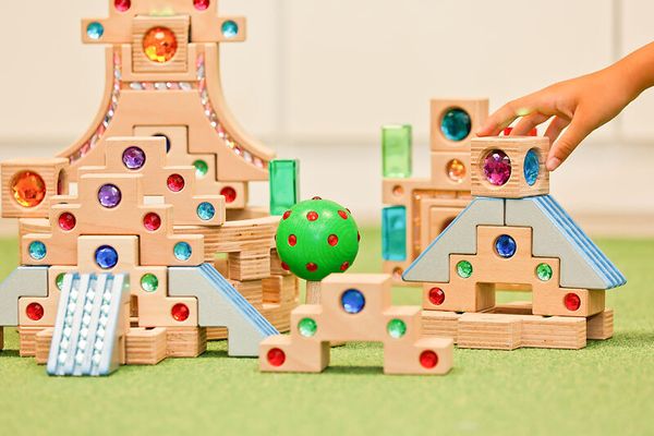 REGENBOGENLAND Himmelstreppe, 40 Bausteine + Holzkasten