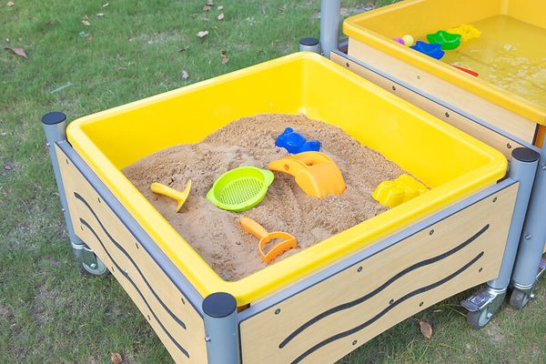 Mobiler Matschtisch, quadratisch Mobiler Matschtisch, quadratisch