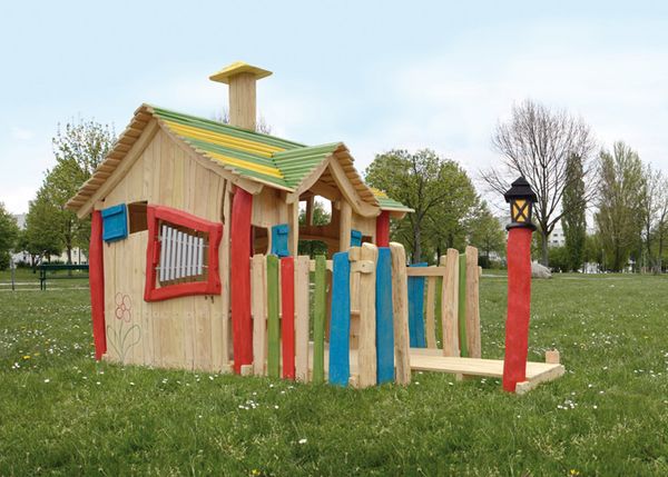 holzhaus, spielhaus, kinderspielhaus, gärnter spielplatz, holzveranda