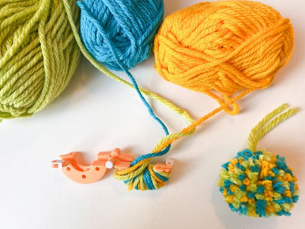 Wolle, Schnur, Pompon, Nadelclip, Knüpfprojekt