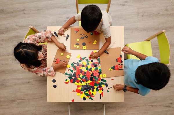 Kinderatelier, Bastelmaterial, Puzzles, Kunstprojekt, Bausteine