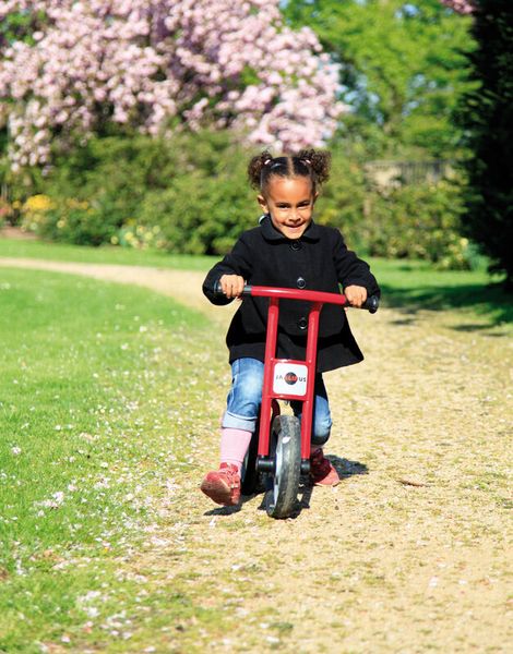 Kinderfahrzeug, Laufrad, roter Rahmen, Weg im Freien, Schwarzer Mantel