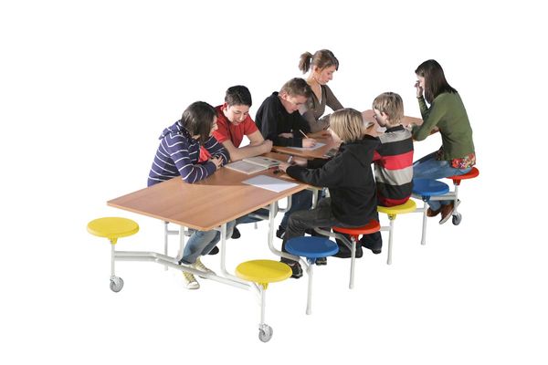 Gruppe Schülerinnen, Schülergruppe, Tischset, Stuhlbank, Klassenzimmer-Setup