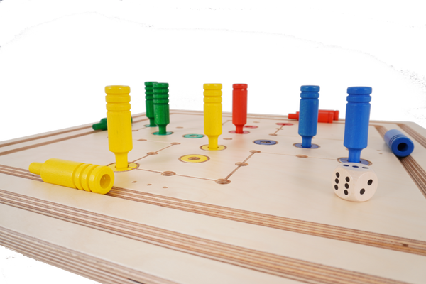 ludo bord, würfel, spielfiguren, bunte stifte, brettspiel