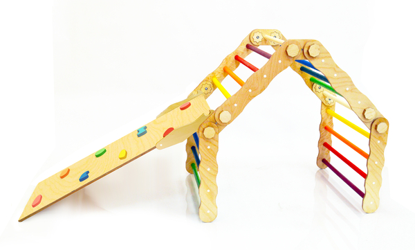 Wandelbares Klettergerät mit Rampe/Rutsche Wandelbares Klettergerät mit Rampe/Rutsche