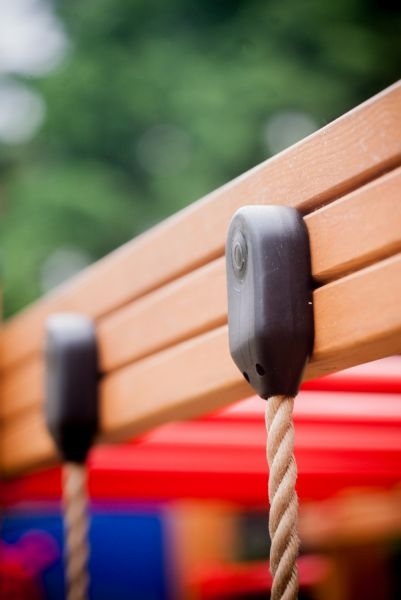 Logo Spielturm mit Kletternetz