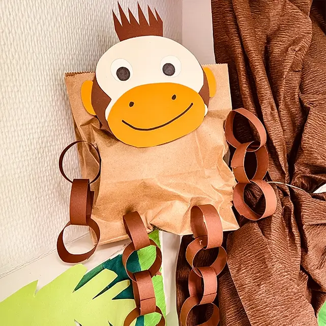 Selbst gebastelter Affe aus einer Papiertüte