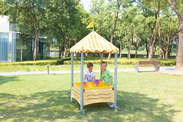 Mobiler Matschtisch mit Spitzdach