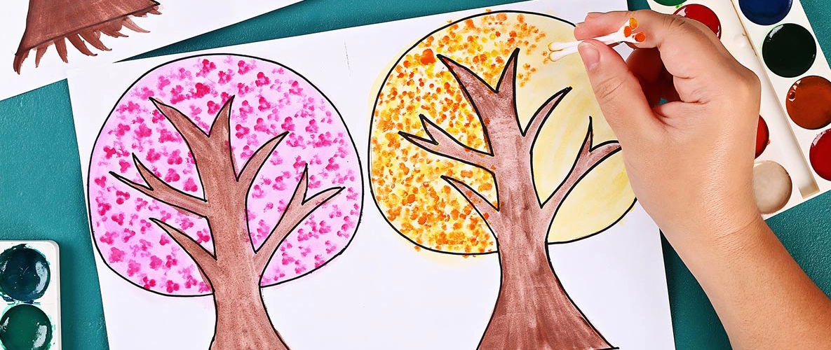 Kind malt Bäume aus