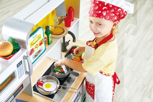 HAPE Deluxe Spielküche mit Mikrowelle und Herd, ab 3 Jahre