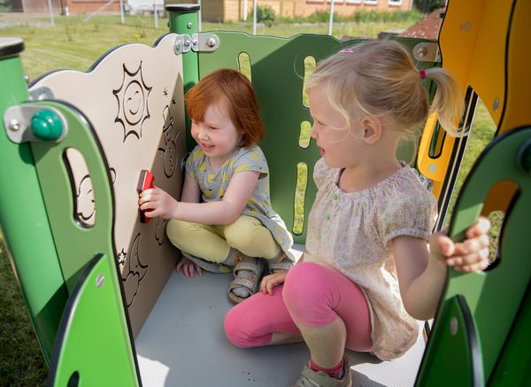 Spielhaus, Kinder-Spielplatz, Puppenhaus, Holzspielzeug, Kleidung