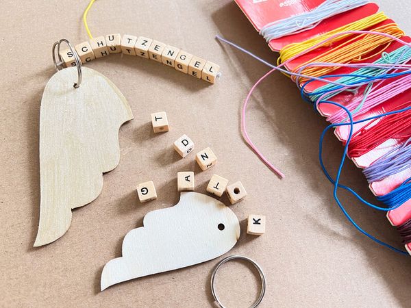 ABC Holzwürfel-Buchstaben, gelocht zum Fädeln, 300 Stück ABC Holzwürfel-Buchstaben, gelocht zum Fädeln, 300 Stück