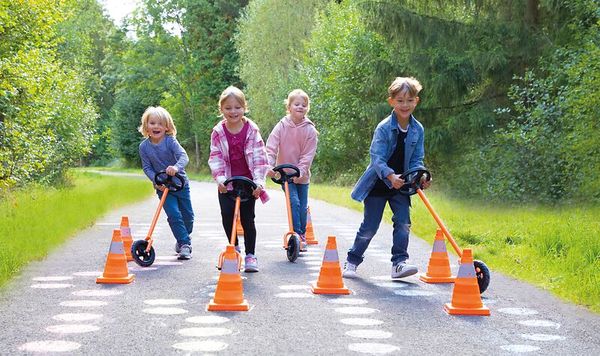 Scooter, Kick scooter, Kinder, Oranger Markierungskegel, Straßenverkehrssicherheit