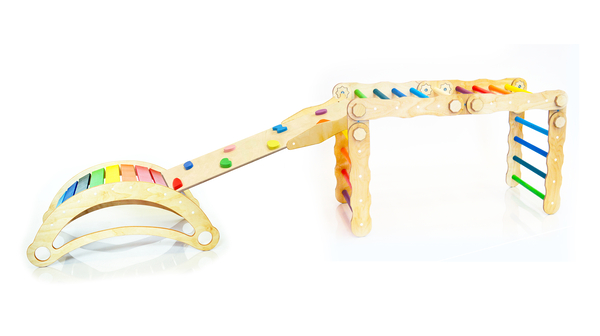 Wandelbares Klettergerät mit Rampe/Rutsche Wandelbares Klettergerät mit Rampe/Rutsche