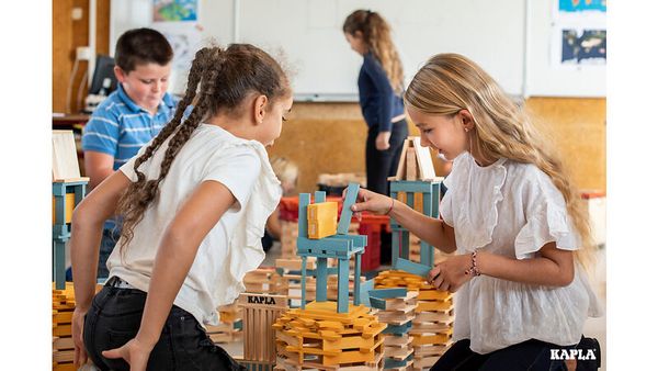 Kinder, Konstruktionsspiel, Bauspielzeug, Holzbausteine, Spielanlage