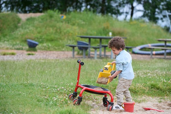  Kinderwagen,  Spielzeugauto?,  Laufrad,  Sandkasten,  Gräser