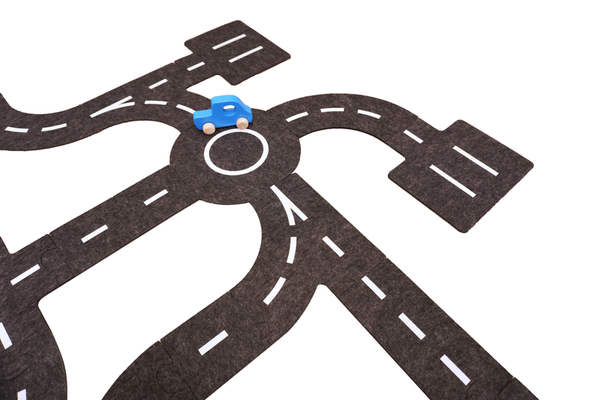 GOKI Spielstraße aus Filz, 28-teilig inkl. 2 Holzautos GOKI Spielstraße aus Filz, 28-teilig inkl. 2 Holzautos