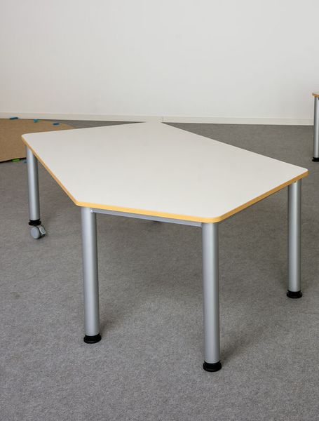 Fünfecktisch mit 2 Rollen, Linoleum-Platte, LxB: 185 x 104 cm