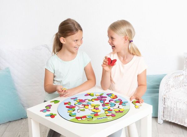 Kinderbrettspiel, interaktives Puzzle, bunte Teile, Tischspiel, Mädchen spielen