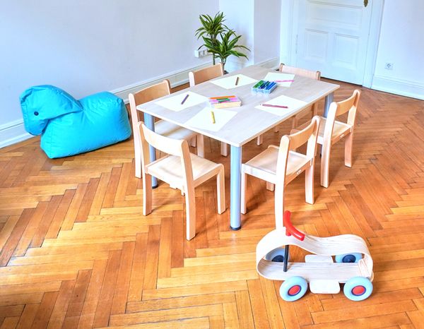 Kinderzimmer, Tisch, Stühle, Holz, Spielzeug