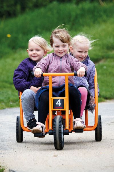 Kleinkind Vespa?, Kinderfahrzeug, Trike, orange Rahmen, vier Räder